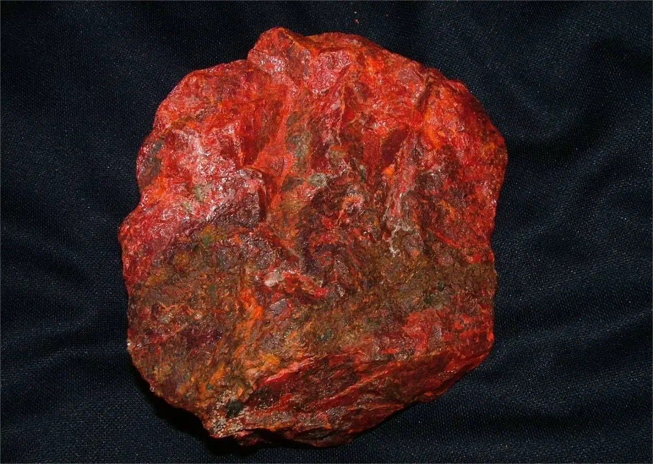 Ore natural de sulfuro (nombre químico: HGS), Rojo brillante, con un brizdo de diamante a brillo metálico, perteneciente al sistema Cristal Tripartito