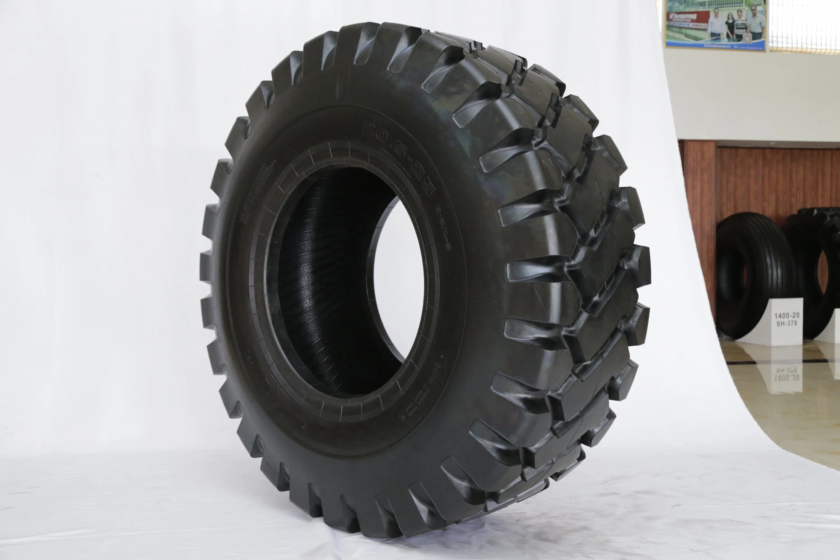 L-3 New Pattern with Size 20.5/70-16 High quality/High cost performance OTR Tyre