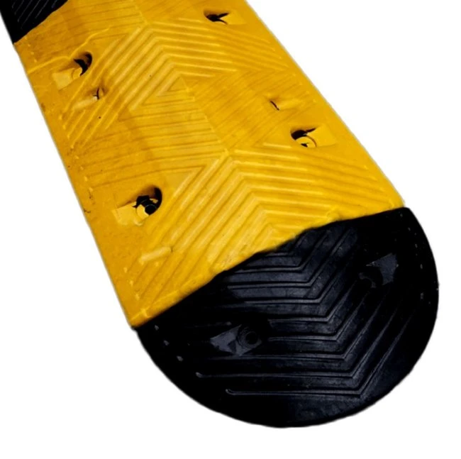 Yellow/Black Rubber Speed Bump for Heavy Duty Road Traffic Safety