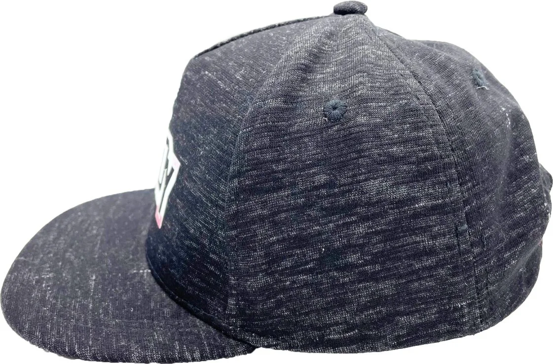 Casquette snapback pour enfants en jersey de polyester mélangé noir avec logo laser.