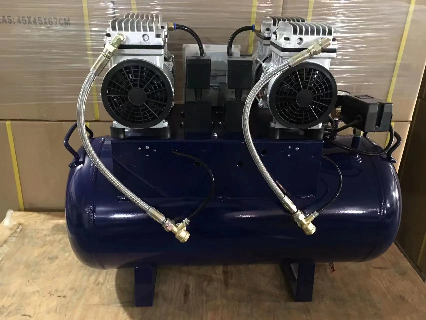 Compressor de ar para fins dentários de baixo ruído com arrefecedor e secador de 65 L.