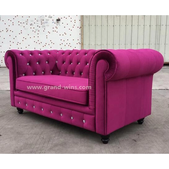 Tecido vermelho Velvet Chesterfield Sofá cama de Lazer situado Quarto de hotel