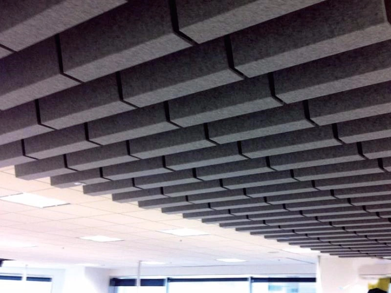 Custom Matériau absorbant le son en forme de fibre de polyester le PET a estimé les panneaux de plafond acoustique du déflecteur d'administration pour Office