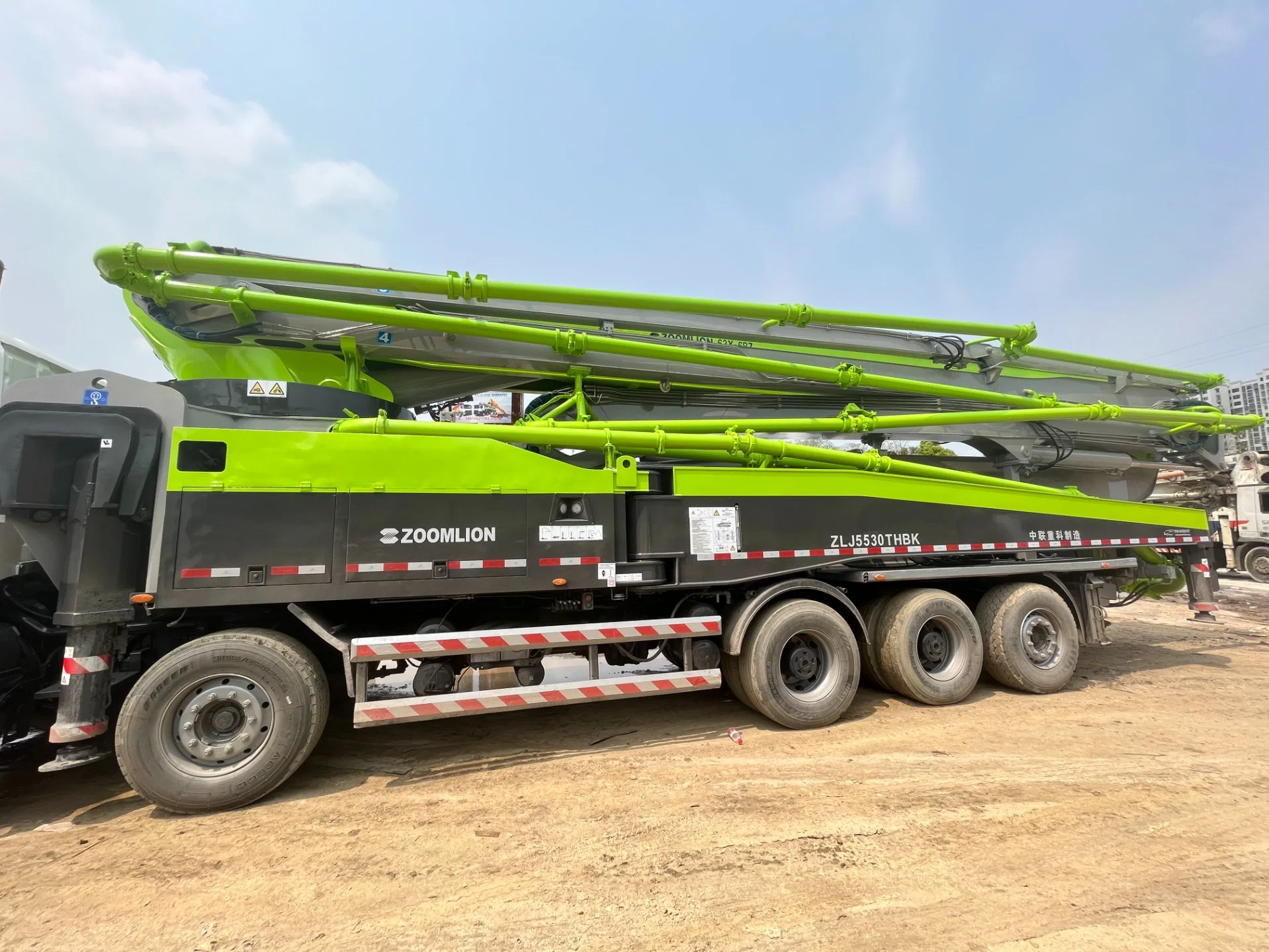 Highly Reliable Strong Pumping 2014 Zoomlion 63m Concrete Pump Used Heavy Equipments Infrusture Construction Machine