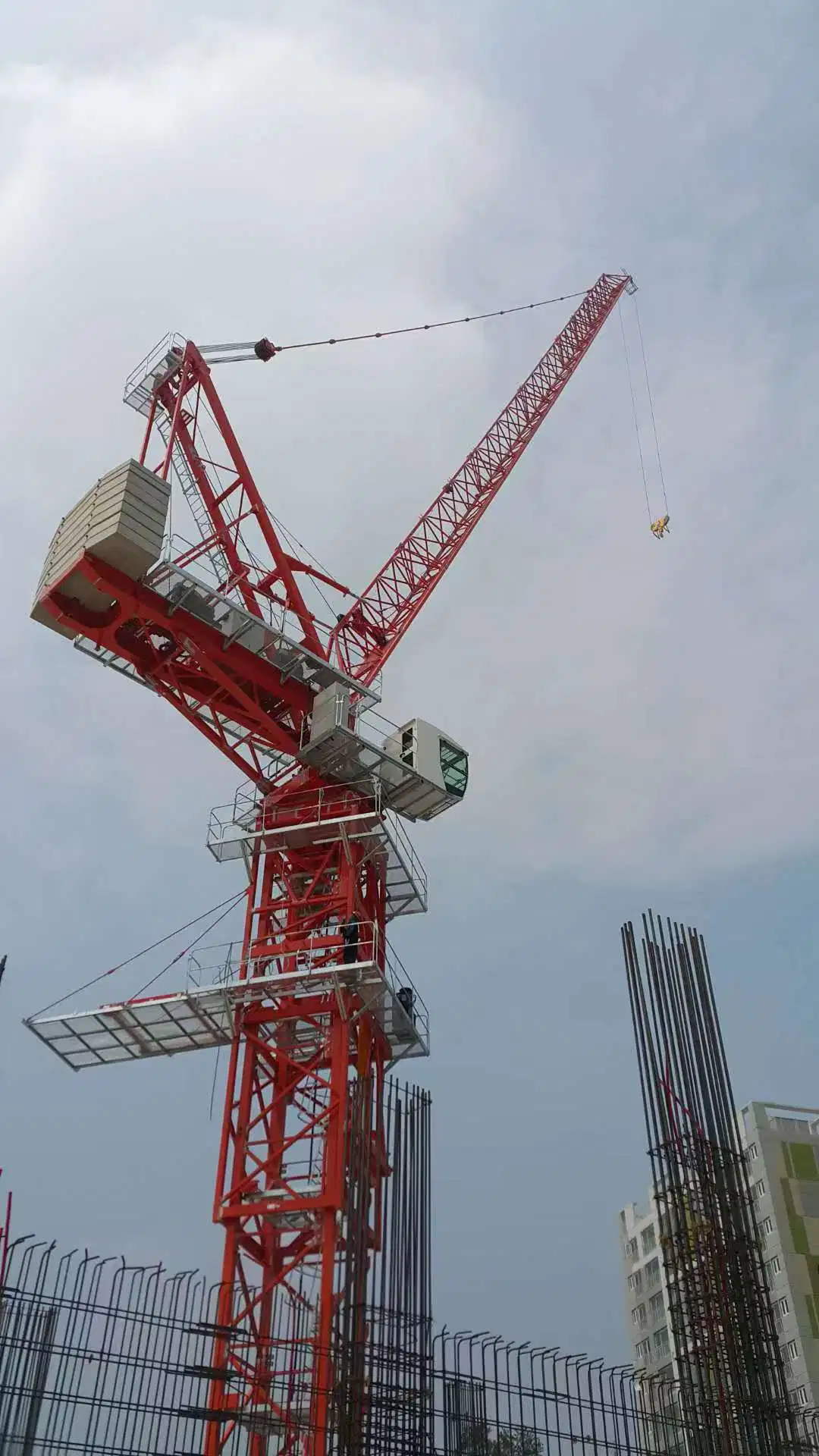 Sun Professional Manufacturer Qtd6048 Ton High-Luffing Tower Crane Building Equipment Length 60 Meters Max Load 25t