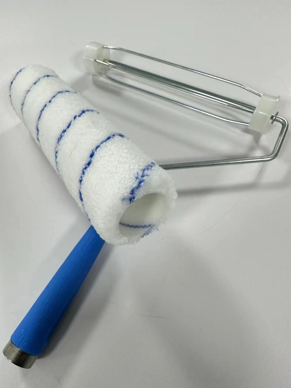 Échantillon gratuit motif populaire rouleau à peindre brosse avec poignée en plastique pour l'outil de peinture La peinture de la chambre