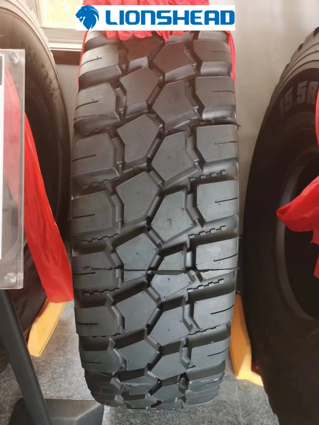 Nueva llegada Radial 425/85r21 14.00r20 16.00r20 camión volquete de arena del desierto Neumáticos-Marca Lionshead