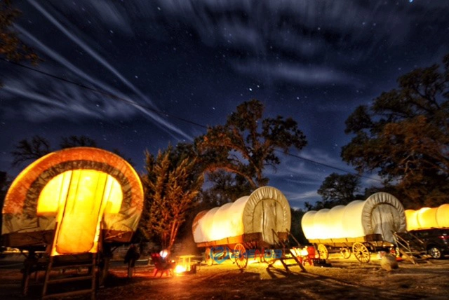 Al aire libre de lujo Móvil Carriage Casa de madera cubierta Wagon Glamping Carriage Tent Hotel Carriage Tent