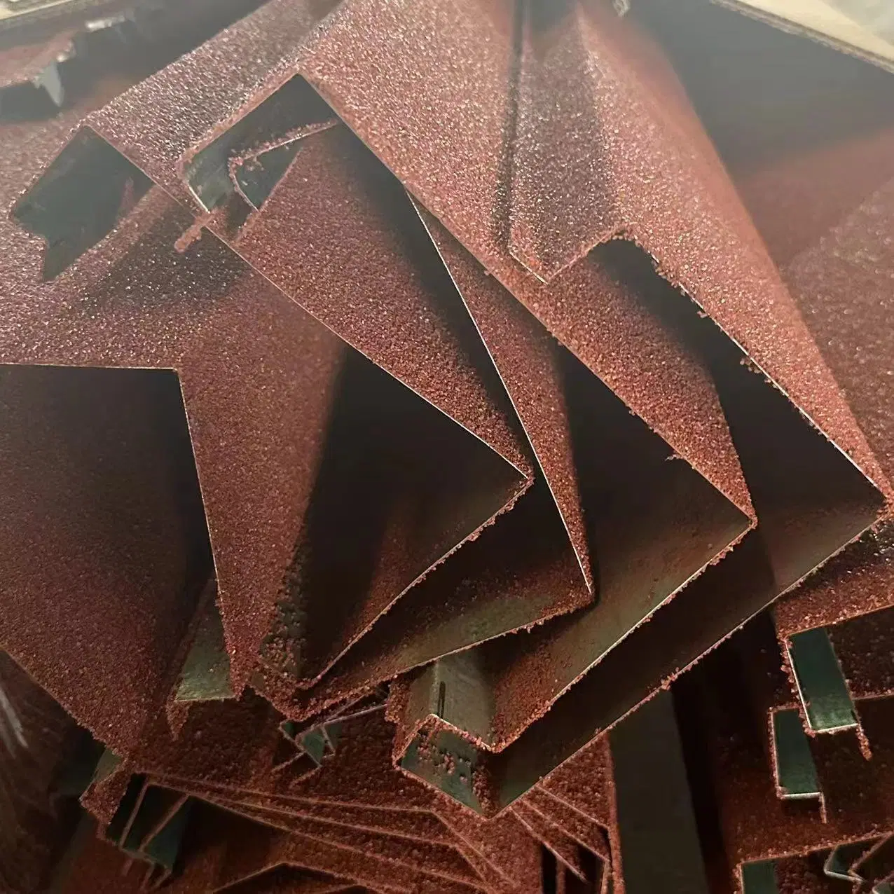China Heißer Verkauf Farbe Stein Beschichtetes Metall Dach Fliesenlicht Gewicht Dachblech Dachziegel Baumaterialien in Nigeria