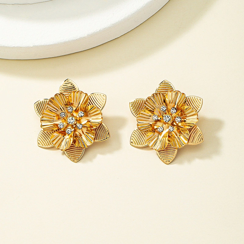 Factory Outlet Sweet New European and American Flower-Shaped Earrings