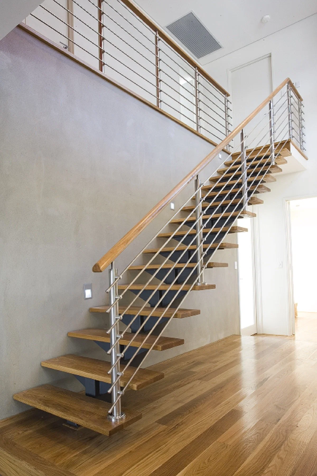 Hot Sale 304/316 Stainless Steel Keel Staircase with Solid Wood Steps