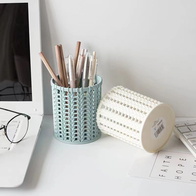 Organisateur de stylos de rangement circulaire en plastique tressé en rotin creux.