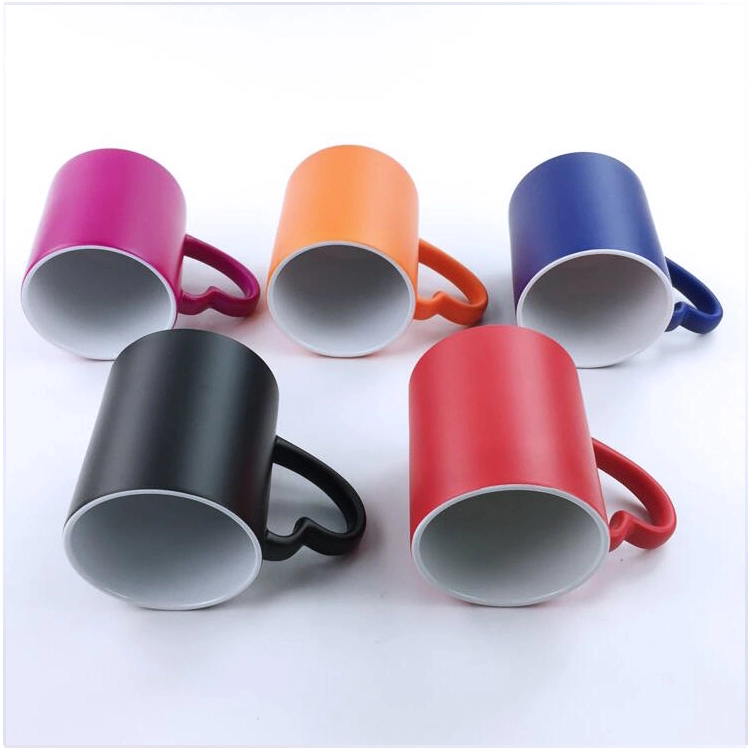 Vente à chaud 11 Oz Personnaliser l'image Sublimation revêtement changement de couleur Tasse pour cadeaux promotionnels