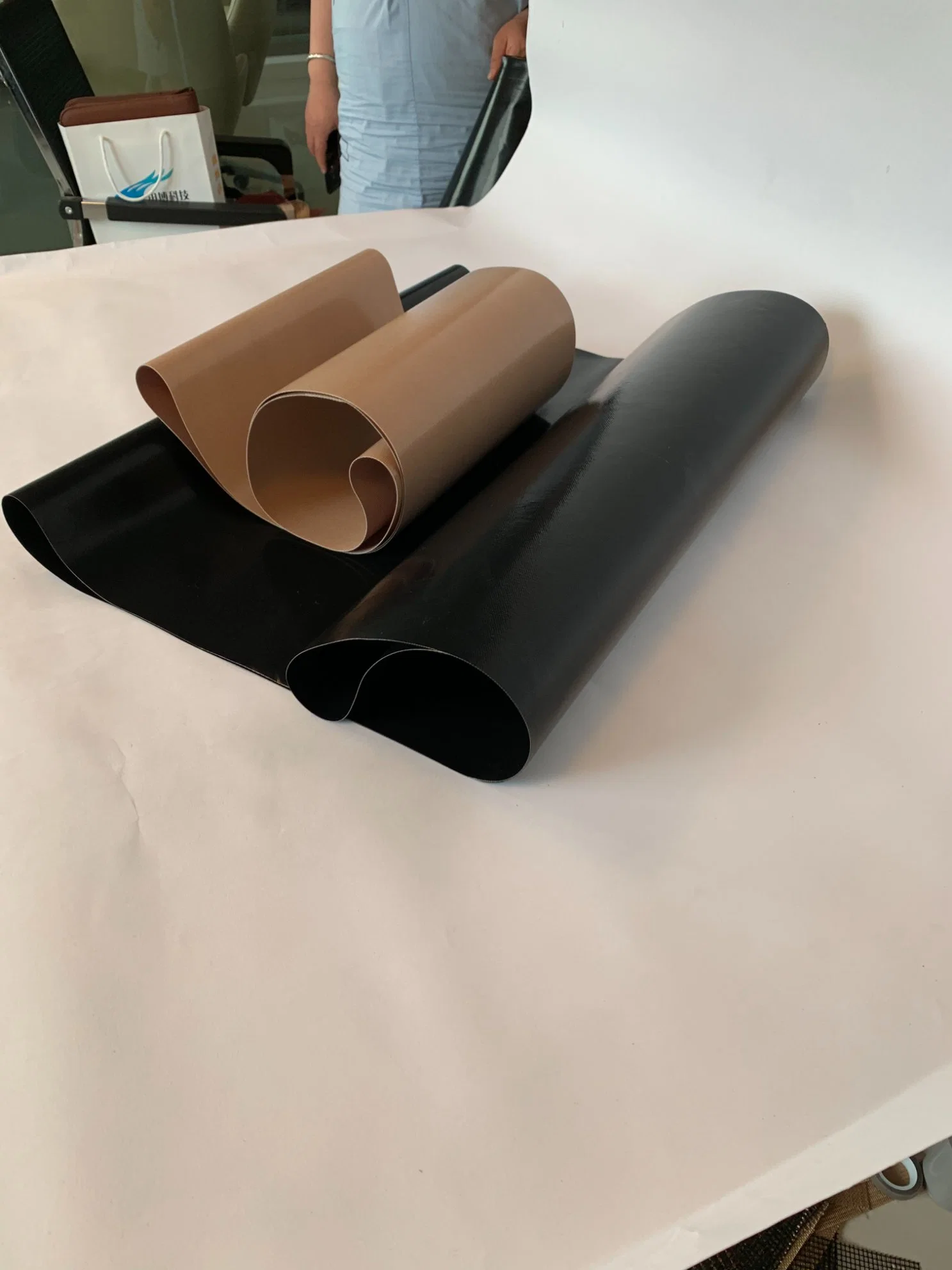 Smooth Surface Low Friction Manufacturer Supply E-Glass Corrosion Resistance PTFE Coated Fiberglass Fabric Woven Glass Fiber Fabric Coated with PTFE