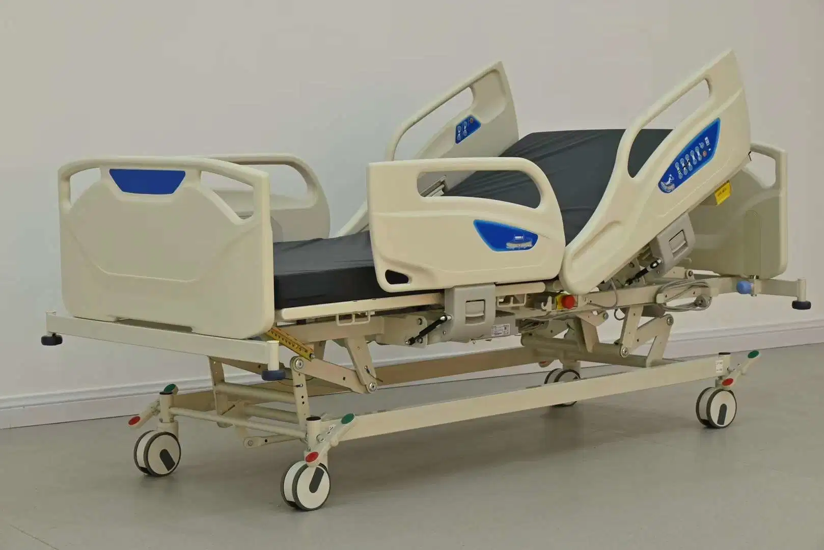 Lit d'hôpital confortable en acier inoxydable réglable électrique pour équipement médical en soins intensifs