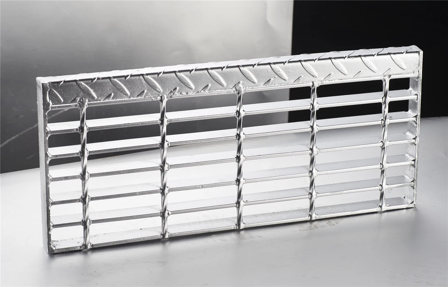 Hot DIP Galvanized Compound Steel Grating with Checkered Plate for Stair Tread and Platform and Drainage Cover