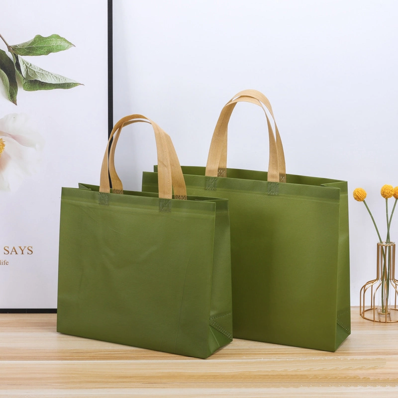 Nouveaux sacs d'emballage personnalisés pour le shopping de design de mode en matériau imperméable en PP non tissé.