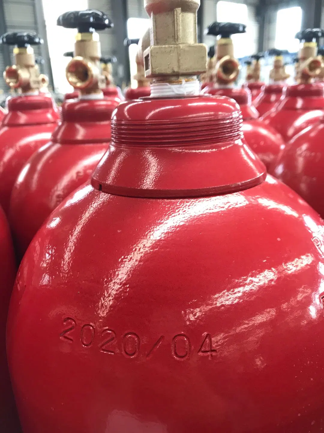 Llenado de cilindros de color rojo con gas 6n hidrógeno H2