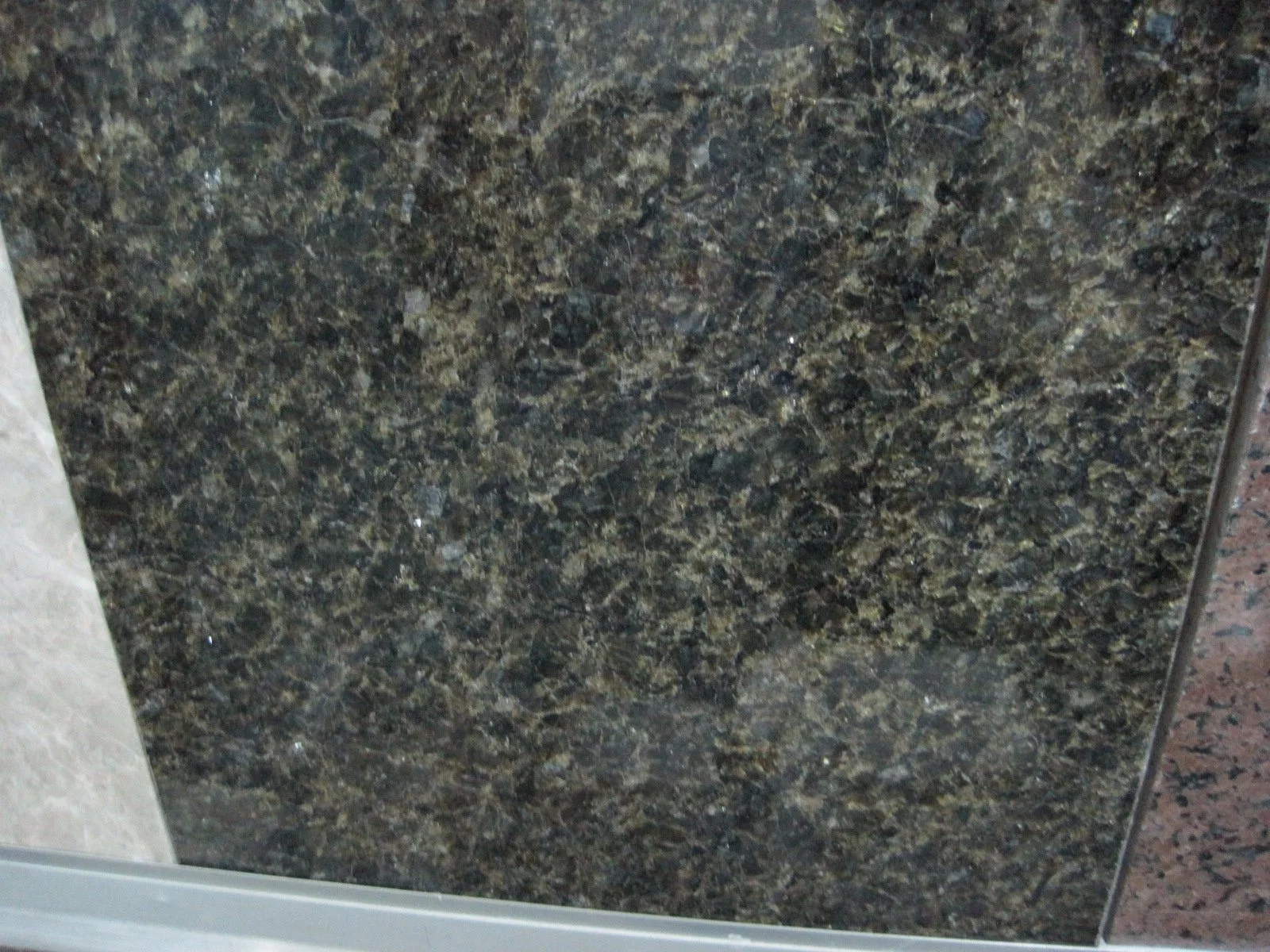 Naturstein schwarz/weiß/grau poliert/matt/geflammt/gebürstet Verde Ubatuba Granit für Boden/Wand/Outdoor Platten/Fliesen/Arbeitsplatten/Treppen/Schweller/Säule/Pflaster