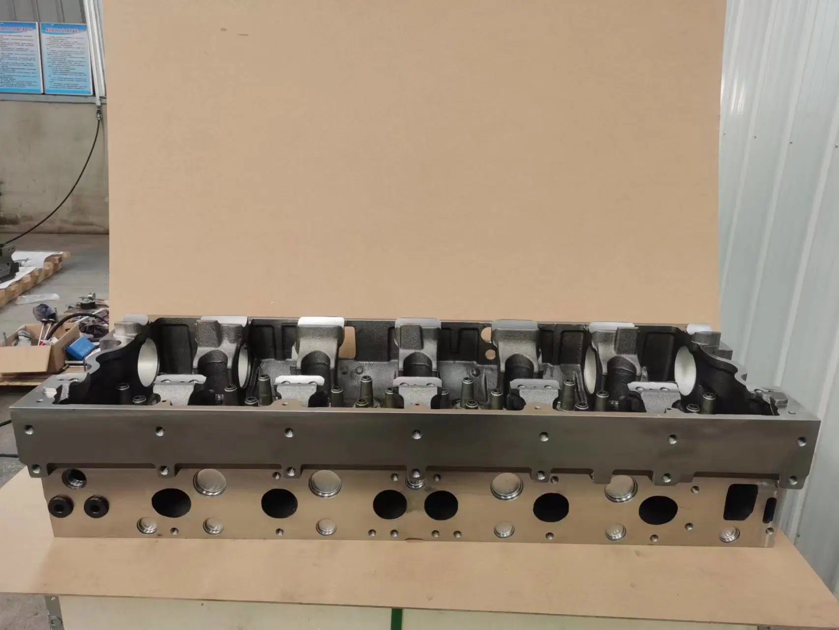 New Engine Cylinder Head Bare with Guides for Cum Isx 4101420 4925774