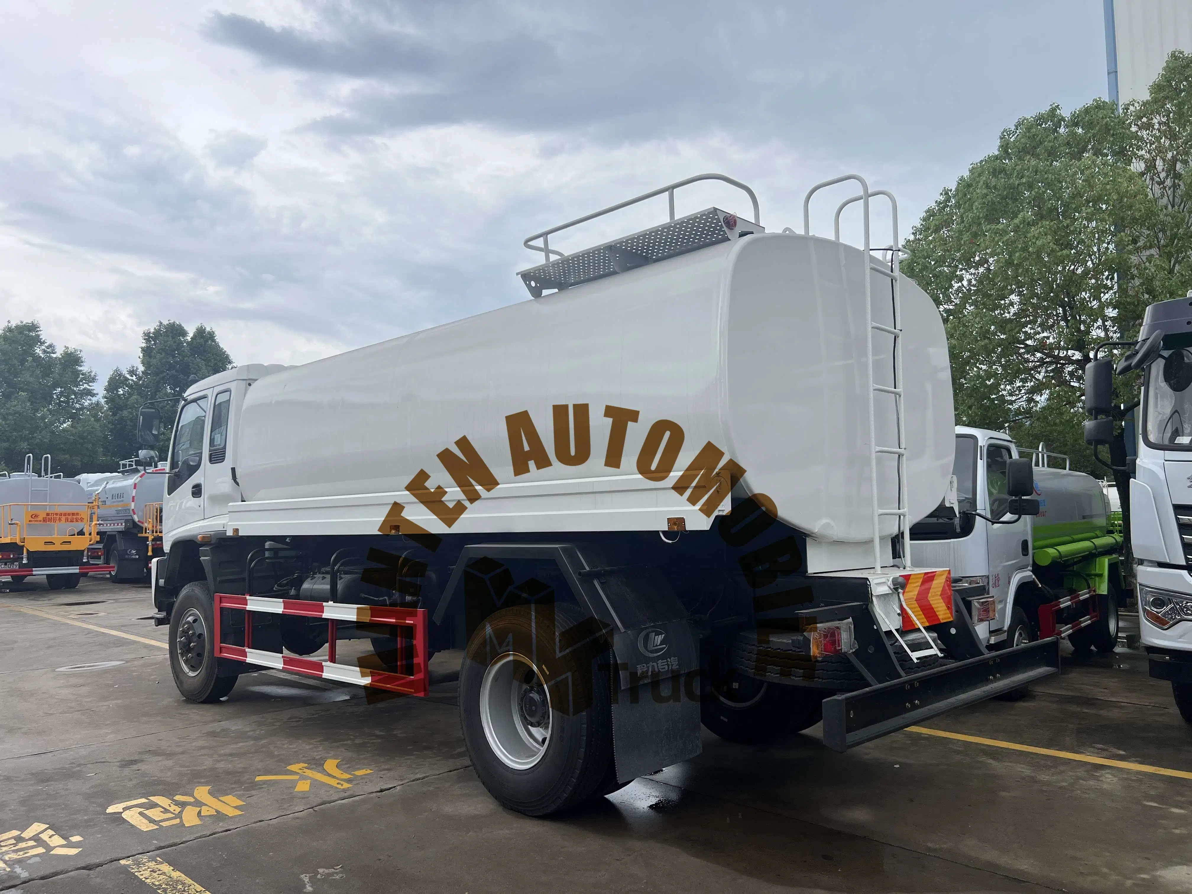 Isuzu 10SDH Tonnes/12tonnes l'eau potable en acier inoxydable Foodgrade chariot 10000L/12000L de lait frais Camion Citerne prix pétrolier de Bowser d'eau