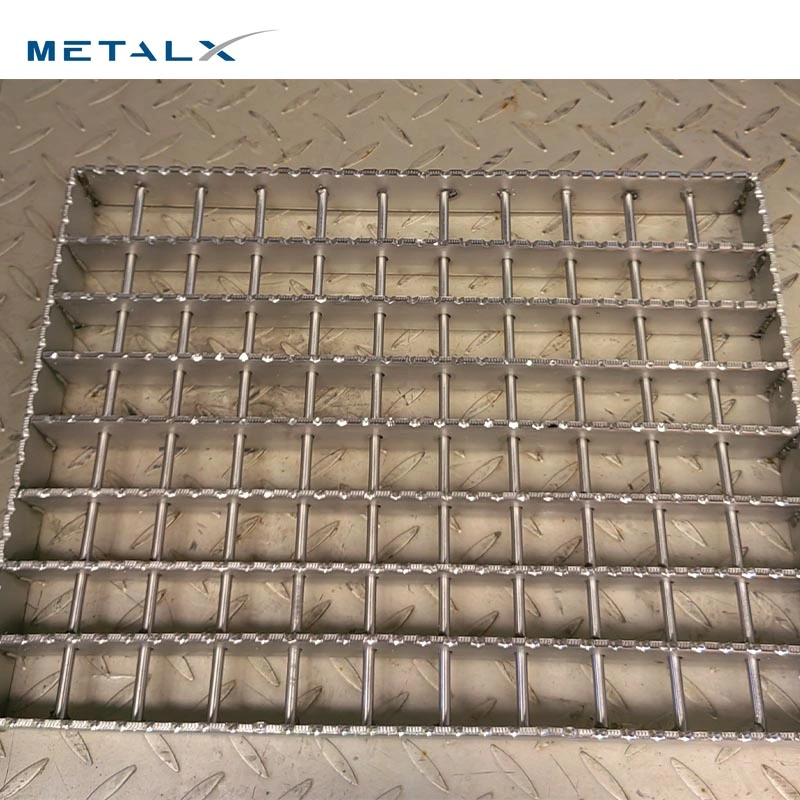 Fábrica de estilo popular Galvanized Serrated Anti-Skid rejilla de acero