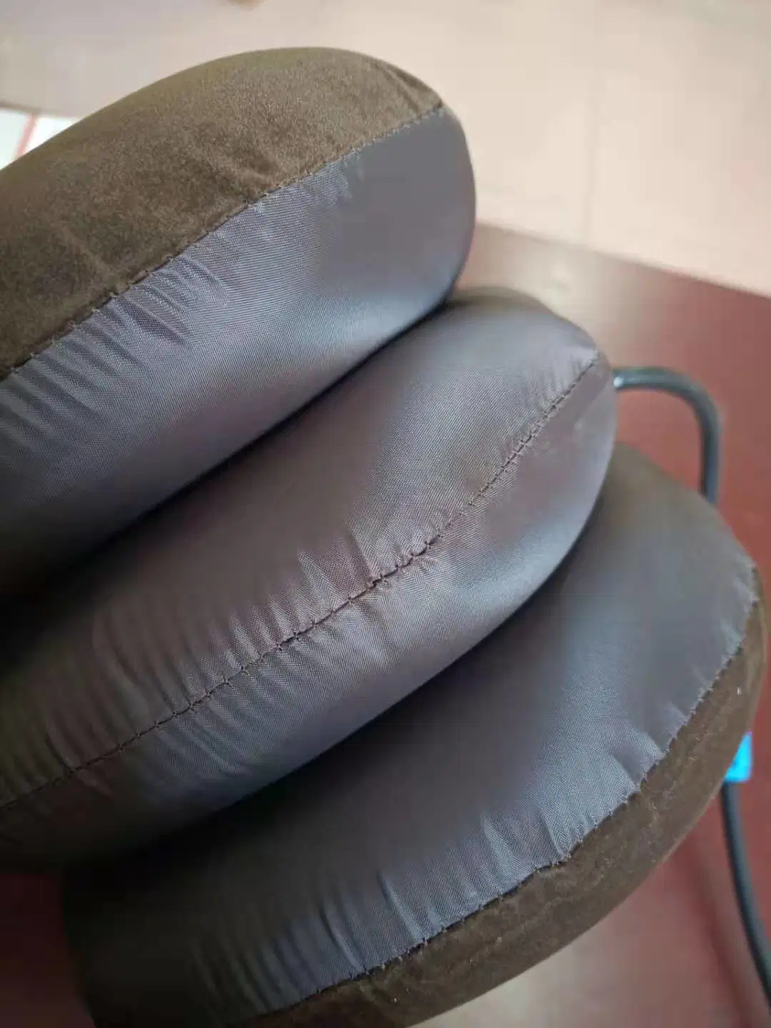 China Hersteller Medizinische Geräte 3 Schichten Air Neck Traction Gerät Schützen Sie die Halswirbelsäule mit Flocking Fabric