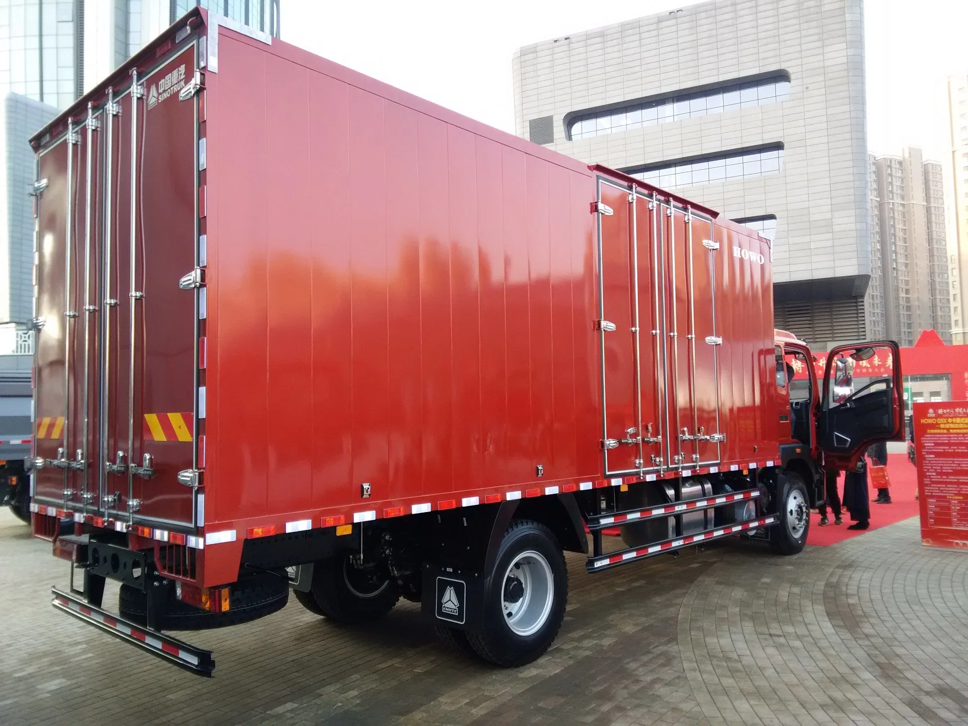 Heißer Verkauf HOWO 4X2 Light Van Cargo Truck