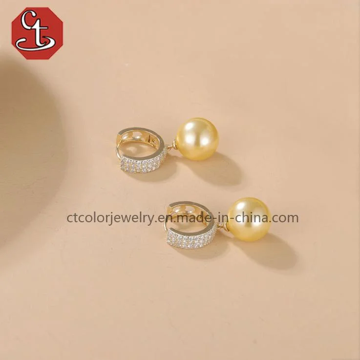 Highly luxurious 18 K gold jewellery shell and gold pearl stud earrings