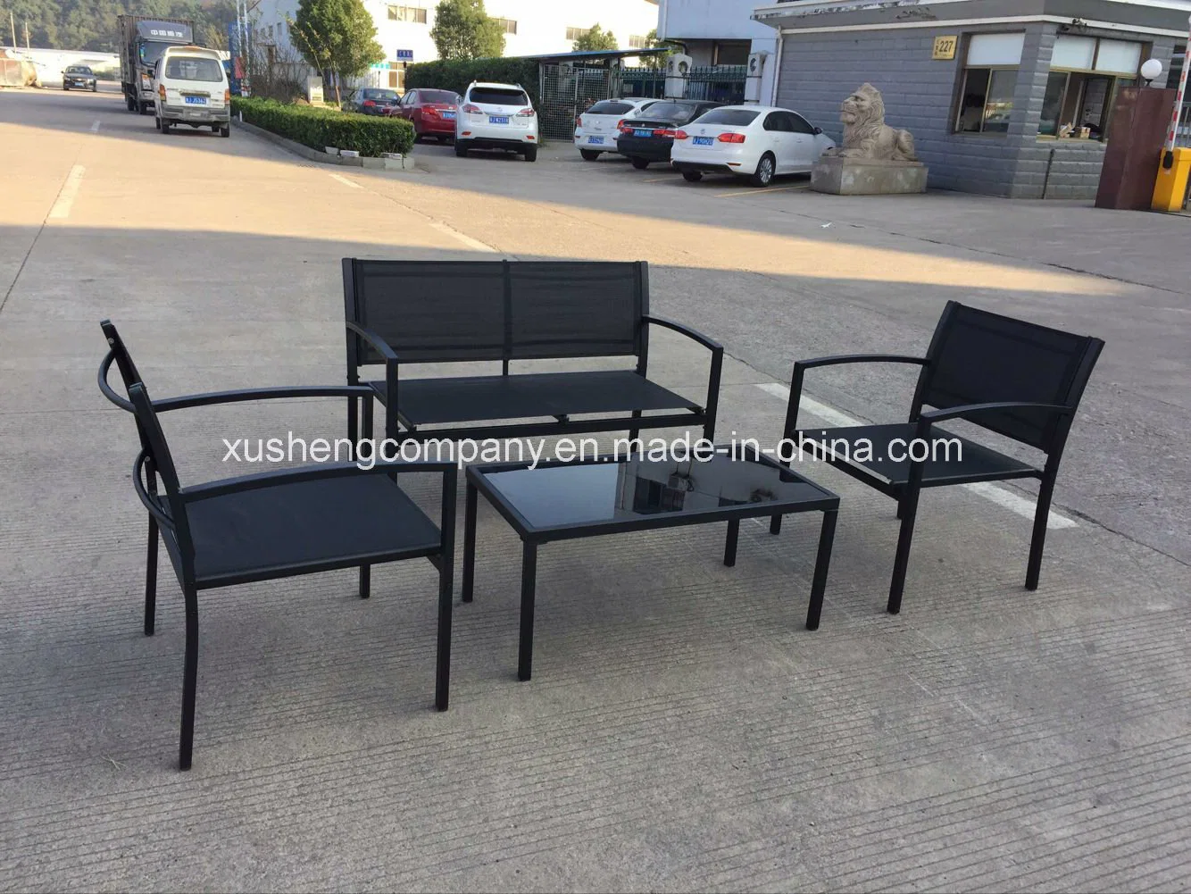 Conjunto de móveis modernos para exterior em aço de 4 peças com mesa quadrada e cadeiras.