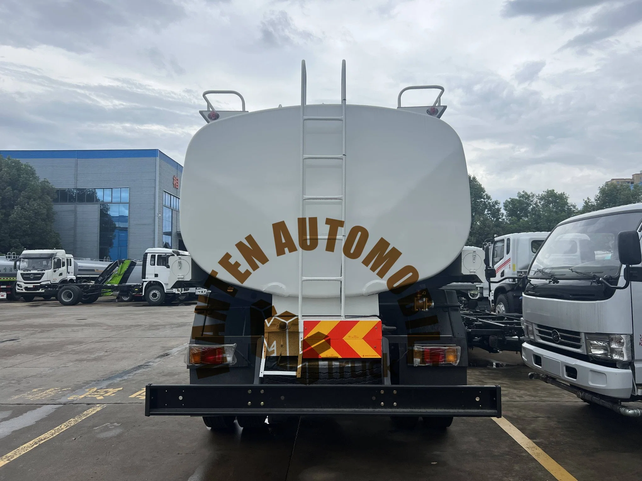 Isuzu 10SDH Tonnes/12tonnes l'eau potable en acier inoxydable Foodgrade chariot 10000L/12000L de lait frais Camion Citerne prix pétrolier de Bowser d'eau