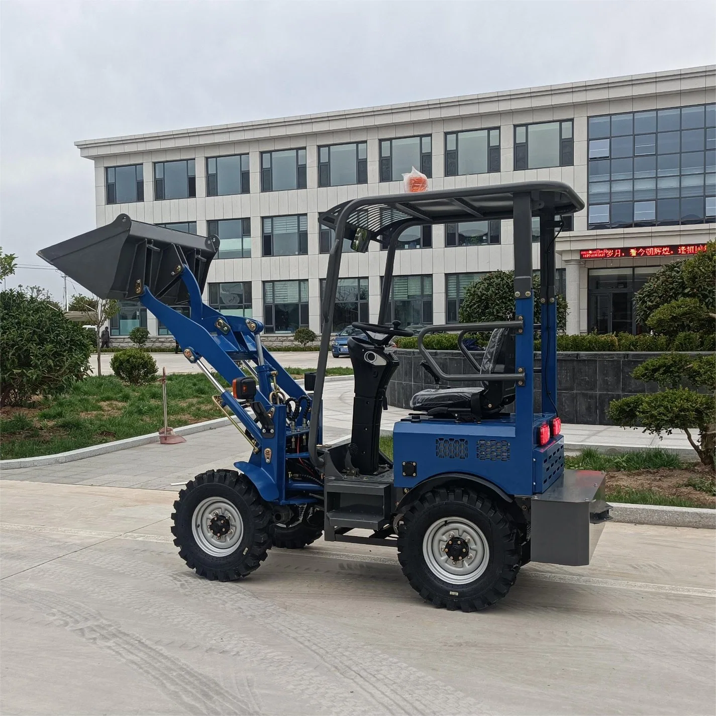 Tough Power of The Electric Loader with 0.2 M&sup3; 400kg Bucket Capacity