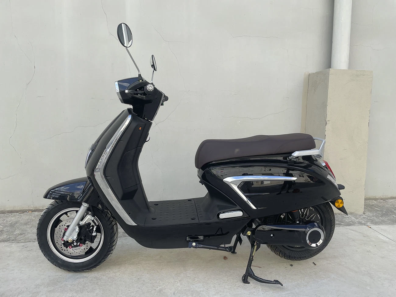 Cheap Factory Price 2000W Lithium Battery Leisure Electric Scooter Durable Motorcycles Electric Vespa