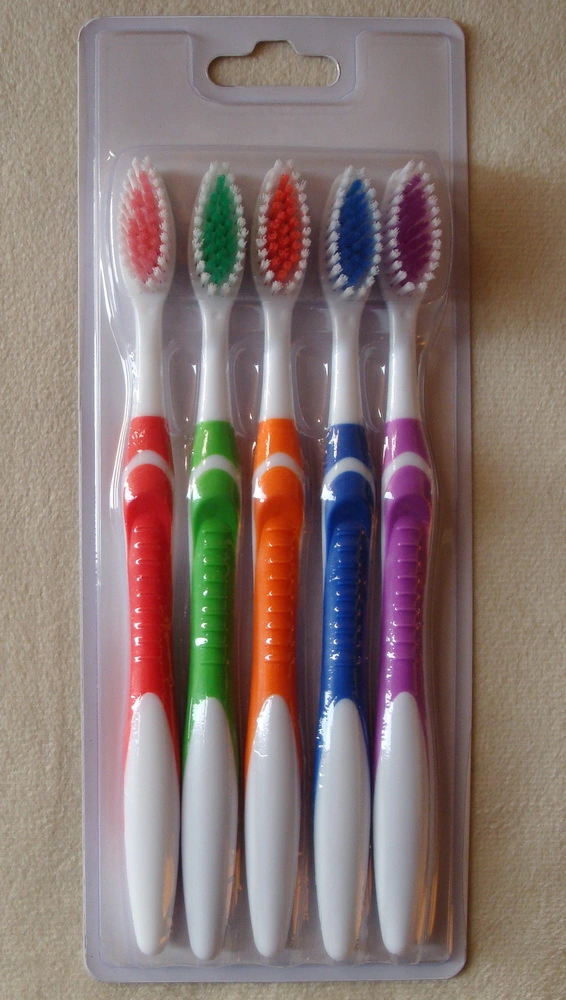 Prix de gros poils en nylon 5pk poli/Poignée de brosse à dents adulte antidérapantes