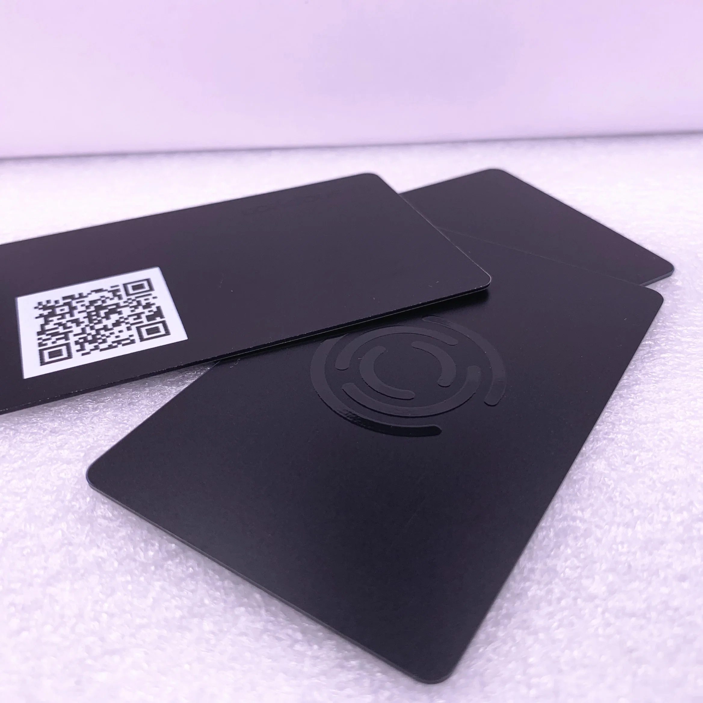 Touchez pour aller sur smartphone utilisez Spot UV Print Matte Carte de visite NFC numérique noire pour les réseaux sociaux modernes