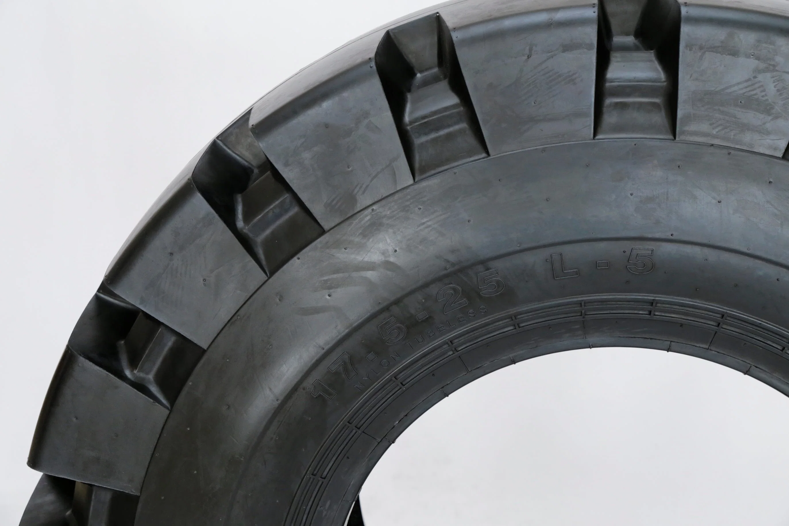 China Suppler Wholesale/Supplier L-5 OEM Nylon Bias Earthmover Loader Truck OTR Tire L-5 20.5-25 off-The-Road Tyre