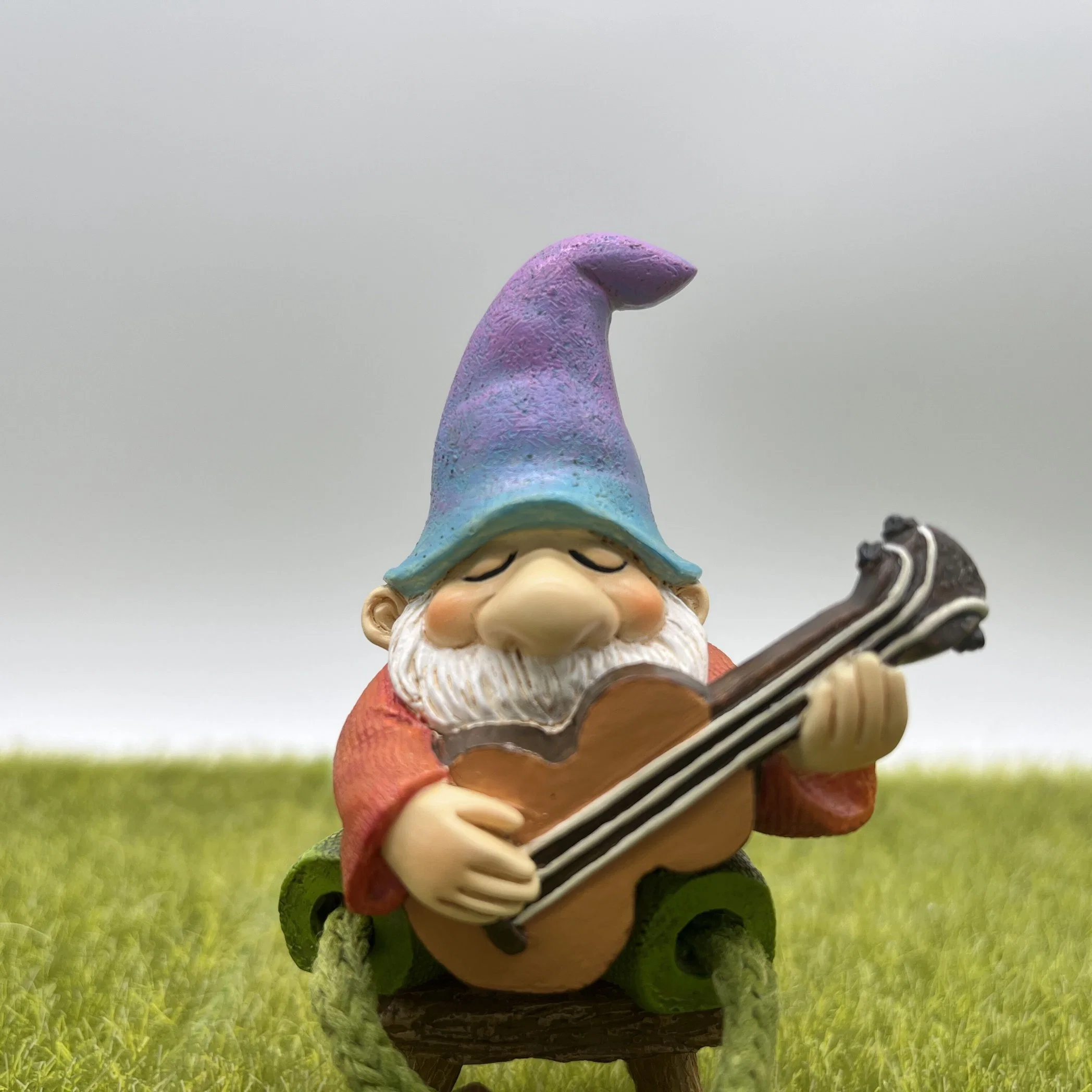 Los gnomos de jardín de hadas en miniatura para decorar el hogar Jardín al aire libre Gnome con guitarra cuelgue las piernas