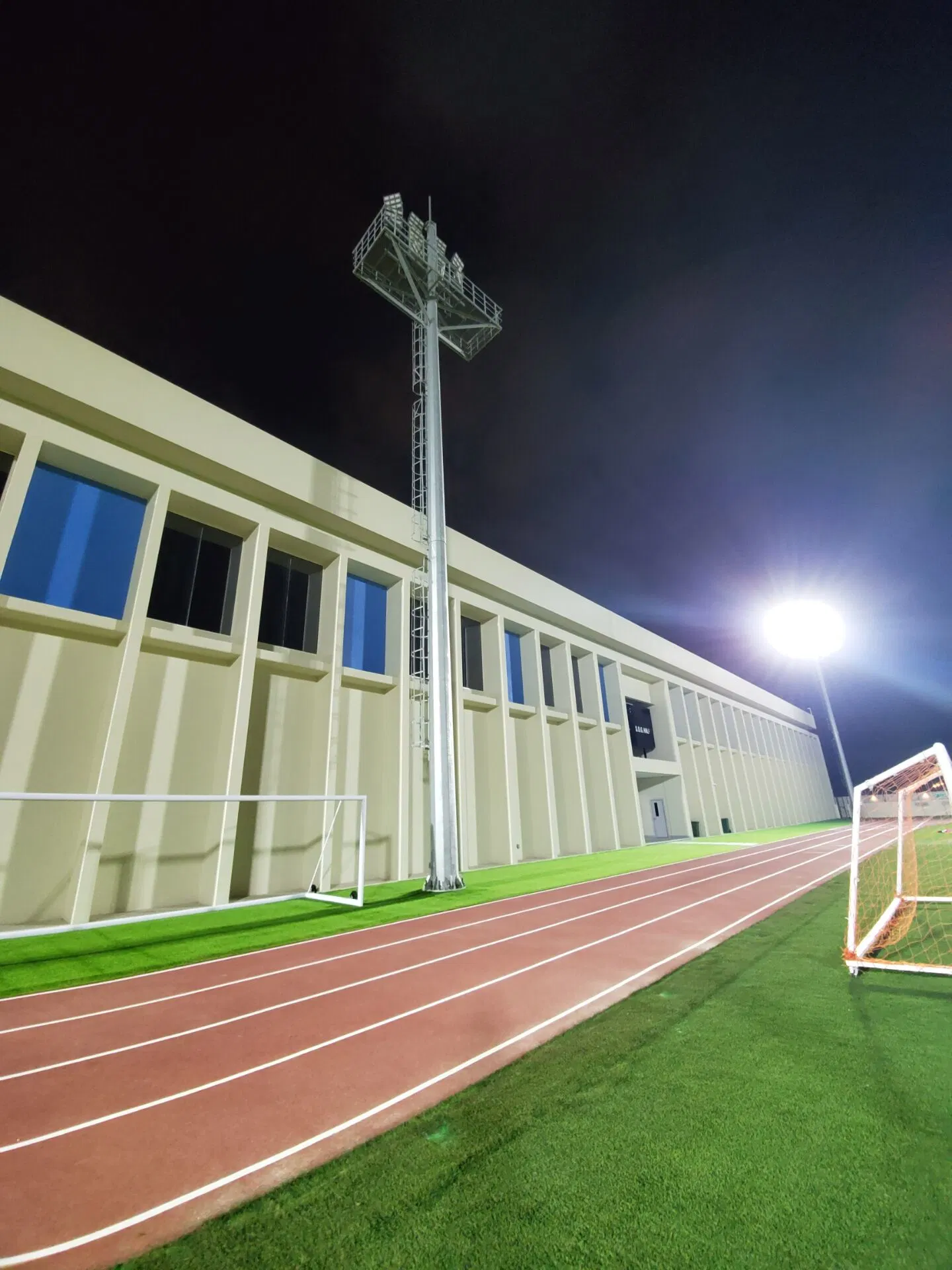 El tubo de acero galvanizado de polo de la torre de iluminación del estadio