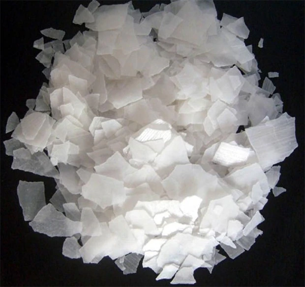 Prix d'usine de soude caustique Flake Hydroxyde de sodium 99% Min de la soude caustique perles