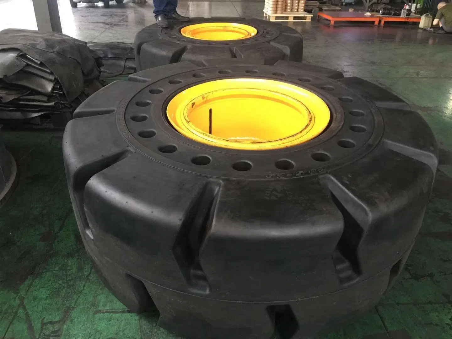 Smooth Front End Loader Tires Solid Wheel Loaders Advance Tire for Sdlg/Komatsu/Cat