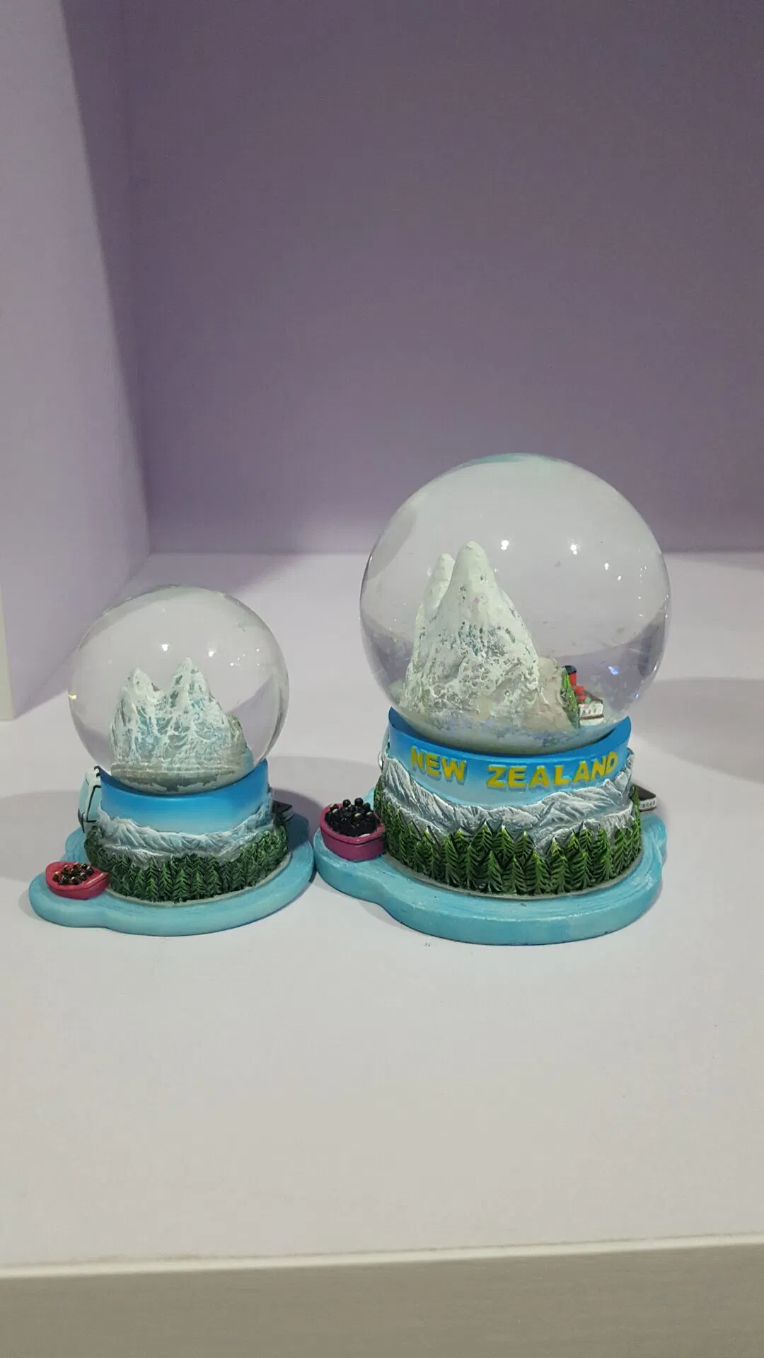 Customized Christmas Water Snow Globe with Inner Sculpture