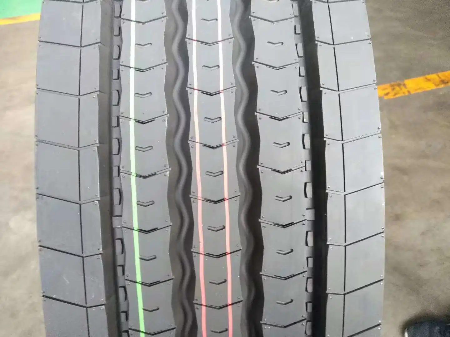 El patrón más profundo de la marca la constancia de rodadura de neumáticos para camiones 315/80R22.5 SH57