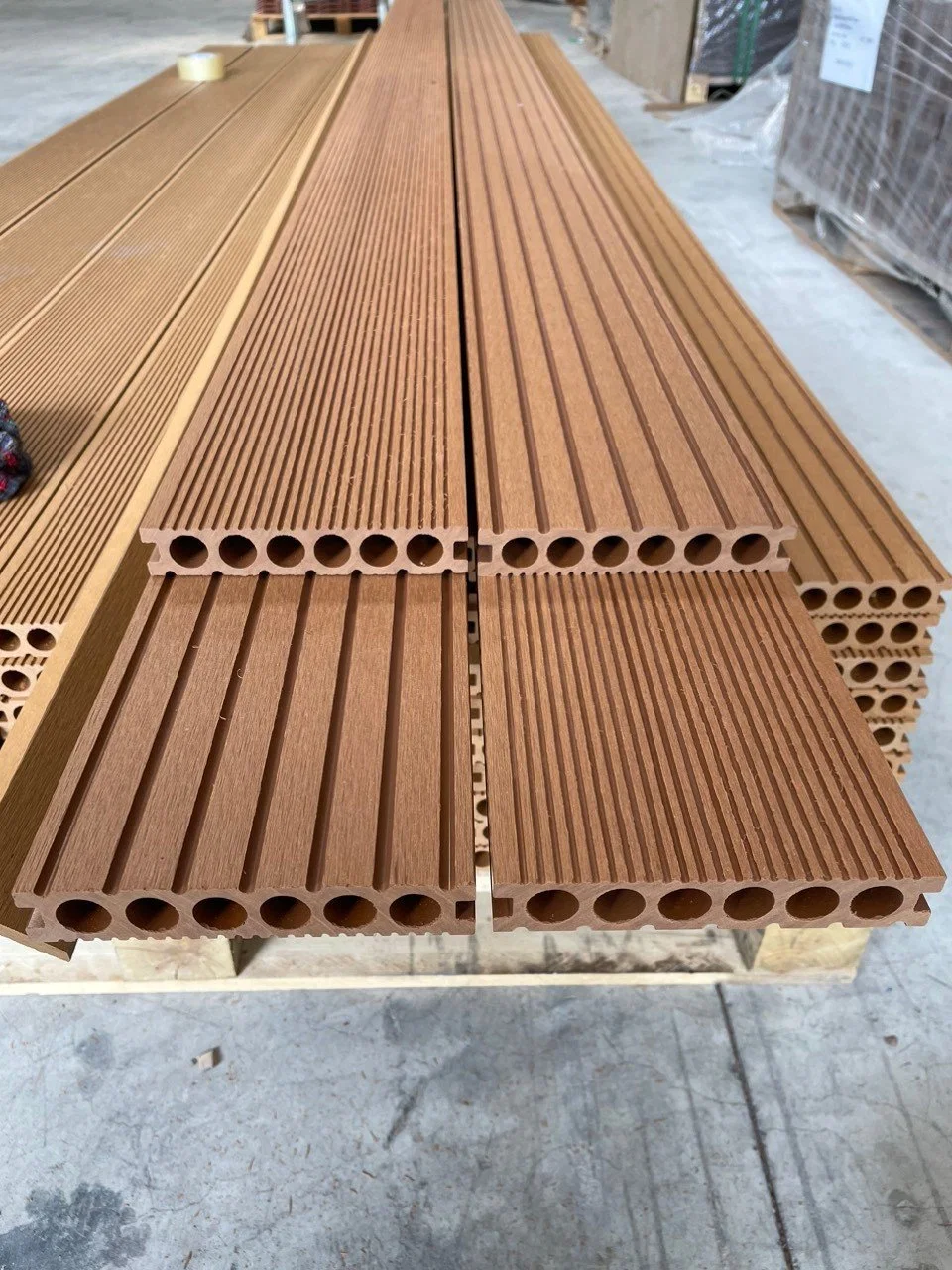 Anti Slip Wood Plastic Composite Outdoor PE WPC Decking Fence Panel Board