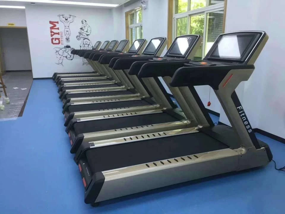 Esteira comercial curta máquina em funcionamento equipamentos de fitness no Ginásio Club