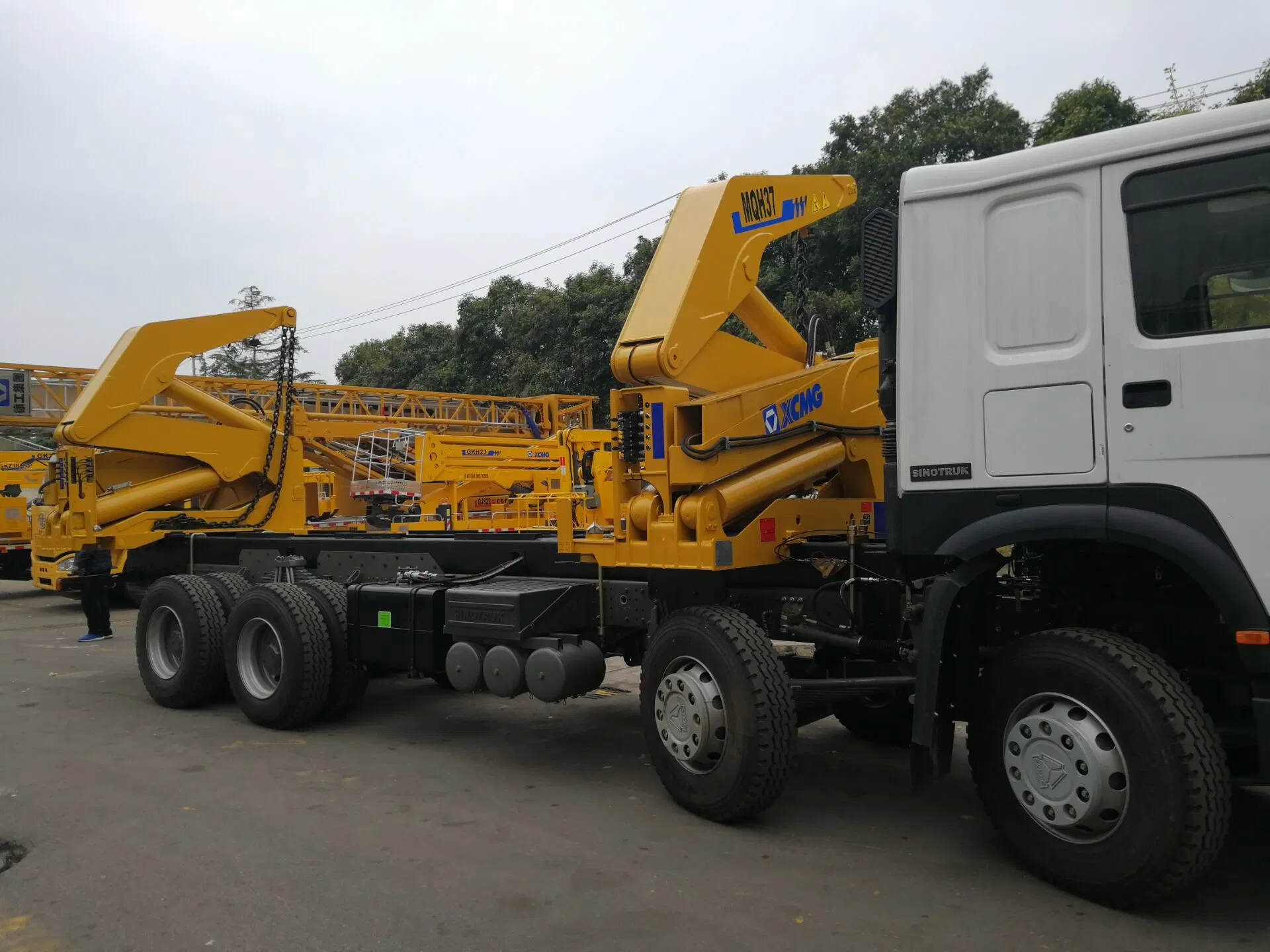 Sinotruk 8X4 Side Crane Lifter Crane Truck Side Crane