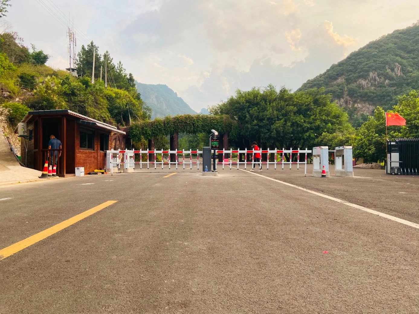 Anuncio de la industria de la barrera de estacionamiento automático de control remoto de la puerta