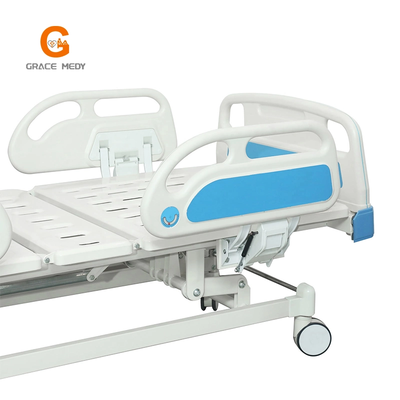 Función simple de 3 médicos de pacientes del Hospital de la ICU de lado la cama con el Stand de goteo Alemania