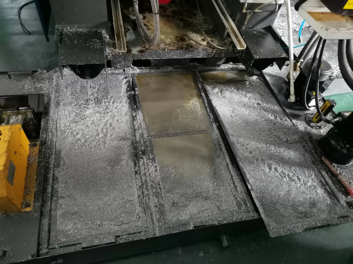 Reinigung des Kühlflüssigkeitsbehälters eines horizontalen CNC-Bearbeitungszentrums, Reinigung der Schmierwasserbehälter Schlacke