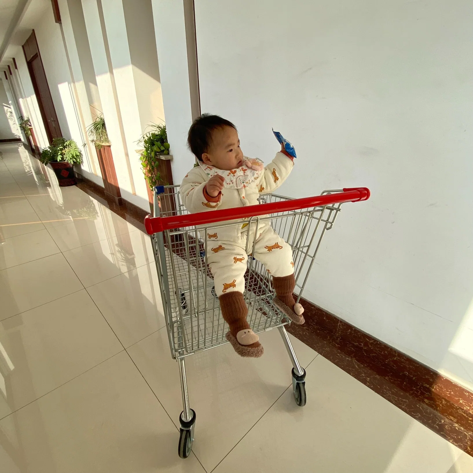 Équipement de supermarché de sortie d'usine Chariot de courses pour épicerie avec roue