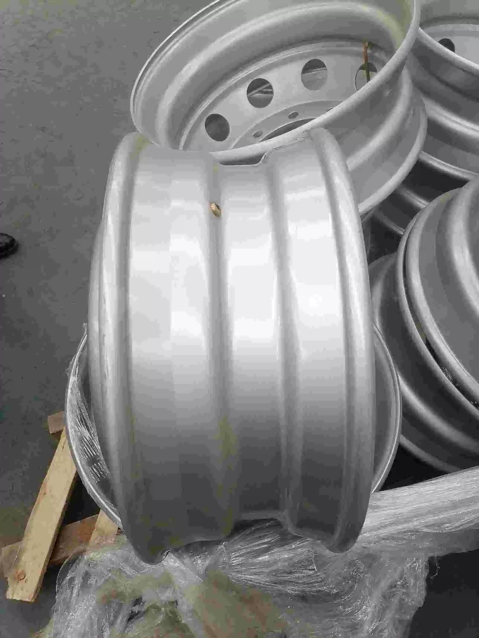 22.5X7.50 22.5*7.5 Tubeless Truck Steel Wheel Rim White/Sliver/Gold Colors for Heavy Duty Truck Trailer (Fit Tire size 255/70R22.5 10R22.5)